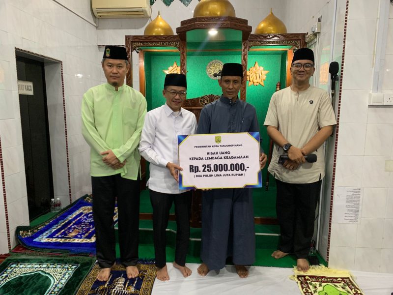 Malam Ramadhan ke-20, Tim Safari Ramadhan Pemko Tanjungpinang melaksanakan sholat Isya dan tarawih berjamaah di Masjid Al Munawarah di Jalan Yudowinangun, Tanjungpinang Barat. Foto: Diskominfo Tanjungpinang