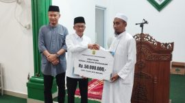 Penjabat (Pj) Wali Kota Tanjungpinang, Sekteraris Daerah (Sekda) bersama jajaran melaksanakan sholat isya dan tarawih berjamaah dengan masyarakat di Masjid Baitut Taqwa, Komplek Bea Cukai. Foto: Diskominfo Tanjungpinang