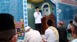 Penjabat (Pj) Wali Kota Tanjungpinang, Hasan,S.Sos bersama rombongan tim Safari Ramadhan melaksanakan sholat Isya dan tarawih berjamaah di Masjid Al Ghofur, Tanjung Unggat. Foto: Diskominfo Tanjungpinang
