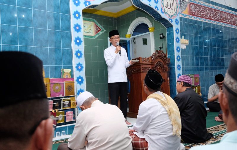 Penjabat (Pj) Wali Kota Tanjungpinang, Hasan,S.Sos bersama rombongan tim Safari Ramadhan melaksanakan sholat Isya dan tarawih berjamaah di Masjid Al Ghofur, Tanjung Unggat. Foto: Diskominfo Tanjungpinang
