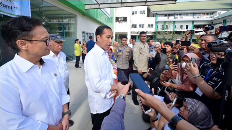 Presiden Joko Widodo usai usai meninjau RSUD Sultan Syarif Mohamad Alkadrie, Kota Pontianak, Provinsi Kalimantan Barat, pada Kamis (21/3/2024). Foto: BPMI SETPRES