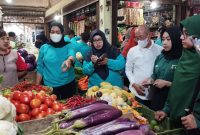 Dua hari menjelang Ramadhan 2024, Dinas Perdagangan dan Perindustrian (Disdagin), Dinas Pertanian Pangan dan Perikanan (DP3), Diskominfo dan Bagian Ekonomi Setdako Tanjungpinang kembali memantau stok dan harga komoditas pangan di Pasar Bintan Center, Minggu (10/3/2024). Foto: Diskominfo Tanjungpinang
