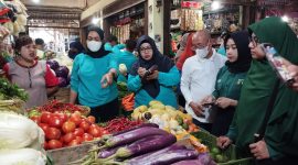 Dua hari menjelang Ramadhan 2024, Dinas Perdagangan dan Perindustrian (Disdagin), Dinas Pertanian Pangan dan Perikanan (DP3), Diskominfo dan Bagian Ekonomi Setdako Tanjungpinang kembali memantau stok dan harga komoditas pangan di Pasar Bintan Center, Minggu (10/3/2024). Foto: Diskominfo Tanjungpinang
