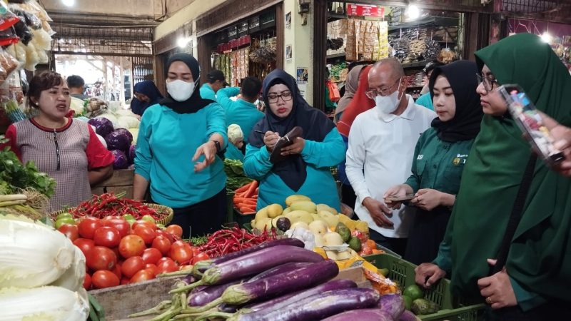 Dua hari menjelang Ramadhan 2024, Dinas Perdagangan dan Perindustrian (Disdagin), Dinas Pertanian Pangan dan Perikanan (DP3), Diskominfo dan Bagian Ekonomi Setdako Tanjungpinang kembali memantau stok dan harga komoditas pangan di Pasar Bintan Center, Minggu (10/3/2024). Foto: Diskominfo Tanjungpinang
