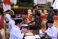 Presiden Jokowi dan Wapres Ma’ruf Amin menyerahkan zakat melalui Baznas, di Istana Negara, Jakarta, Rabu (13/03/2024). Foto: Humas Setkab/Oji.