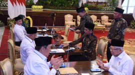 Presiden Jokowi dan Wapres Ma’ruf Amin menyerahkan zakat melalui Baznas, di Istana Negara, Jakarta, Rabu (13/03/2024). Foto: Humas Setkab/Oji.