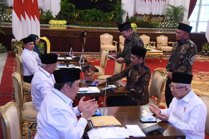 Presiden Jokowi dan Wapres Ma’ruf Amin menyerahkan zakat melalui Baznas, di Istana Negara, Jakarta, Rabu (13/03/2024). Foto: Humas Setkab/Oji.