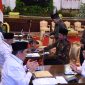 Presiden Jokowi dan Wapres Ma’ruf Amin menyerahkan zakat melalui Baznas, di Istana Negara, Jakarta, Rabu (13/03/2024). Foto: Humas Setkab/Oji.