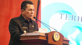 Gubernur Kepulauan Riau H. Ansar Ahmad menghadiri Rapat Paripurna DPRD Provinsi Kepri dengan agenda penyampaian Jawaban Pemprov Kepri terhadap Pandangan Umum Fraksi-fraksi DPRD Provinsi Kepri atas Ranperda tentang Penyelenggaraan Penanggulangan Bencana Daerah di Balairung Wan Seri Beni, Dompak, Senin (18/3/2024). Foto:Diskominfo kepri
