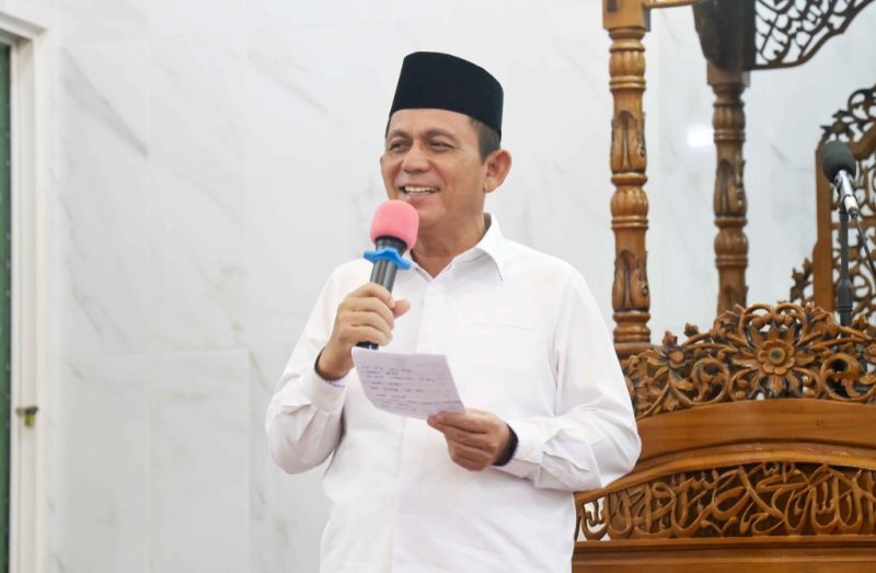 Hari ke-12 Ramadhan 1445 H Gubernur Kepulauan Riau H. Ansar Ahmad didampingi oleh Pj. Walikota Tanjungpinang Hasan, S.Sos  dan Ketua TP-PKK Provinsi Kepulauan Riau Hj. Dewi Kumalasari Ansar berbuka bersama masyarakat Tanjungpinang di Masjid Darussalam, Kelurahan Bukit Cermin, Sabtu (23/3/2024). Foto: Diskominfo Kepri