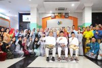 Gubernur Kepulauan Riau Ansar Ahmad didampingi Kepala Badan Pusat Statistik (BPS) Kepri Darwis Sitorus meresmikan fasilitas Pelayanan Statistik Terpadu (PST) di Kantor BPS Kepri, Tanjungpinang, Jumat (1/2/2024). Foto: Diskominfo Kepri