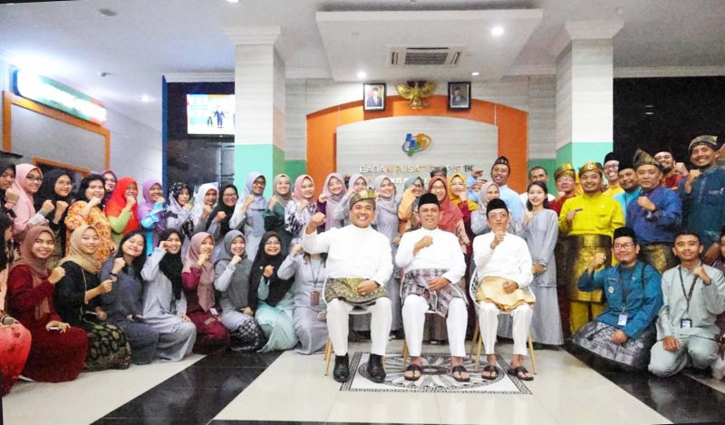 Gubernur Kepulauan Riau Ansar Ahmad didampingi Kepala Badan Pusat Statistik (BPS) Kepri Darwis Sitorus meresmikan fasilitas Pelayanan Statistik Terpadu (PST) di Kantor BPS Kepri, Tanjungpinang, Jumat (1/2/2024). Foto: Diskominfo Kepri