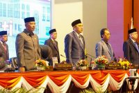 Gubernur Kepulauan Riau Ansar Ahmad diwakili Sekretaris Daerah Provinsi Kepulauan Riau Adi Prihantara hadir dalam Rapat Paripurna Pengucapan Sumpah Pengangkatan Sebagai Anggota DPRD Provinsi Kepri Pengganti Antar Waktu (PAW) sisa masa jabatan 2019-2024 di Balairung Wan Seri Beni Kantor Gubernur Kepri, Dompak, Tanjungpinang, Kamis (28/3/2024). Foto: Diskominfo Kepri
