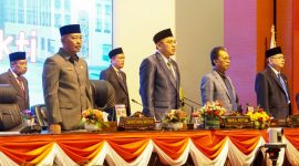 Gubernur Kepulauan Riau Ansar Ahmad diwakili Sekretaris Daerah Provinsi Kepulauan Riau Adi Prihantara hadir dalam Rapat Paripurna Pengucapan Sumpah Pengangkatan Sebagai Anggota DPRD Provinsi Kepri Pengganti Antar Waktu (PAW) sisa masa jabatan 2019-2024 di Balairung Wan Seri Beni Kantor Gubernur Kepri, Dompak, Tanjungpinang, Kamis (28/3/2024). Foto: Diskominfo Kepri