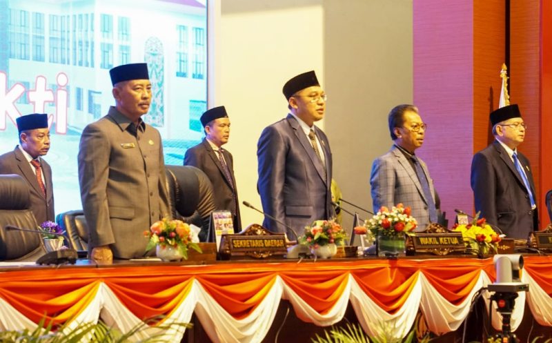Gubernur Kepulauan Riau Ansar Ahmad diwakili Sekretaris Daerah Provinsi Kepulauan Riau Adi Prihantara hadir dalam Rapat Paripurna Pengucapan Sumpah Pengangkatan Sebagai Anggota DPRD Provinsi Kepri Pengganti Antar Waktu (PAW) sisa masa jabatan 2019-2024 di Balairung Wan Seri Beni Kantor Gubernur Kepri, Dompak, Tanjungpinang, Kamis (28/3/2024). Foto: Diskominfo Kepri