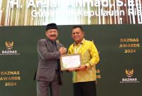 Gubernur Provinsi Kepulauan Riau H. Ansar Ahmad menerima Anugerah Baznas Award 2024 dari Badan Amil Zakat Nasional (Baznas) Republik Indonesia. Foto: Diskominfo Kepri