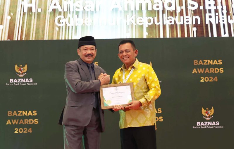 Gubernur Provinsi Kepulauan Riau H. Ansar Ahmad menerima Anugerah Baznas Award 2024 dari Badan Amil Zakat Nasional (Baznas) Republik Indonesia. Foto: Diskominfo Kepri