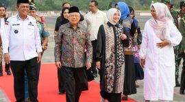 Wakil Presiden RI Maruf Amin bersama Ibu Wury Estu Handayani Maruf Amin tiba di Bandara Raja Haji Fisabilillah, Tanjungpinang, Kepulauan Riau pada Kamis (14/3/2024) sore. Foto: Diskominfo Kepri