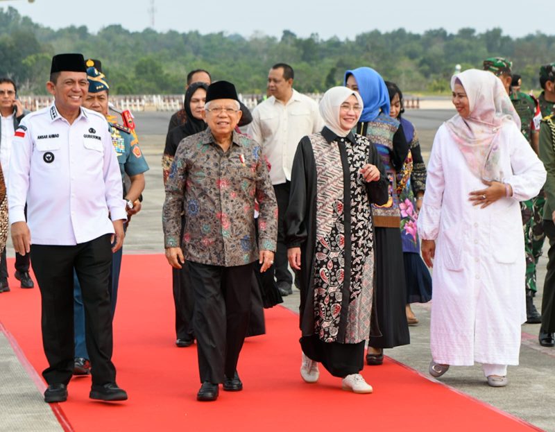 Wakil Presiden RI Maruf Amin bersama Ibu Wury Estu Handayani Maruf Amin tiba di Bandara Raja Haji Fisabilillah, Tanjungpinang, Kepulauan Riau pada Kamis (14/3/2024) sore. Foto: Diskominfo Kepri