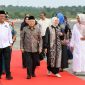 Wakil Presiden RI Maruf Amin bersama Ibu Wury Estu Handayani Maruf Amin tiba di Bandara Raja Haji Fisabilillah, Tanjungpinang, Kepulauan Riau pada Kamis (14/3/2024) sore. Foto: Diskominfo Kepri