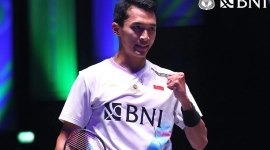 Pebulutangkis Tunggal Putra Indonesia Jonatan Christie berhasil menjuarai kejuaraan All England 2024 setelah berhasil mengalahkan Anthony Sinisuka Ginting pada partai Final Tunggal Putra All England 2024 di Arena Utilita Birmingham, Birmingham, Inggris pada Minggu (17/3/2024). Foto: Istimewa