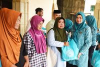 Ketua TP-PKK Provinsi Kepulauan Riau Hj. Dewi Kumalasari Ansar menyambangi warga Desa Kelong, Kecamatan Bintan Pesisir, Kabupaten Bintan, Jumat (5/4/2024), untuk menyerahkan bantuan sosial berupa 50 Paket sembako kepada warga yang membutuhkan di Desa Kelong. Foto: Diskominfo kepri