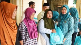 Ketua TP-PKK Provinsi Kepulauan Riau Hj. Dewi Kumalasari Ansar menyambangi warga Desa Kelong, Kecamatan Bintan Pesisir, Kabupaten Bintan, Jumat (5/4/2024), untuk menyerahkan bantuan sosial berupa 50 Paket sembako kepada warga yang membutuhkan di Desa Kelong. Foto: Diskominfo kepri
