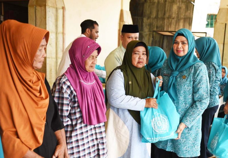 Ketua TP-PKK Provinsi Kepulauan Riau Hj. Dewi Kumalasari Ansar menyambangi warga Desa Kelong, Kecamatan Bintan Pesisir, Kabupaten Bintan, Jumat (5/4/2024), untuk menyerahkan bantuan sosial berupa 50 Paket sembako kepada warga yang membutuhkan di Desa Kelong. Foto: Diskominfo kepri