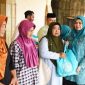 Ketua TP-PKK Provinsi Kepulauan Riau Hj. Dewi Kumalasari Ansar menyambangi warga Desa Kelong, Kecamatan Bintan Pesisir, Kabupaten Bintan, Jumat (5/4/2024), untuk menyerahkan bantuan sosial berupa 50 Paket sembako kepada warga yang membutuhkan di Desa Kelong. Foto: Diskominfo kepri