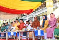 Gubernur Kepulauan Riau H. Ansar Ahmad menyaksikan Pawai Ta'aruf Musabaqah Tilawatil Qur'an dan Hadits (MTQH) Ke-XIII Tingkat Kabupaten Bintan Tahun 2024, berlokasi di Depan Gedung LAM Bintan, Kecamatan Bintan Timur, Senin (22/4/2024). Foto: Diskominfo Kepri