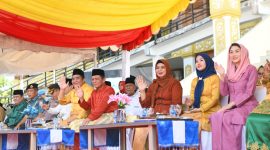 Gubernur Kepulauan Riau H. Ansar Ahmad menyaksikan Pawai Ta'aruf Musabaqah Tilawatil Qur'an dan Hadits (MTQH) Ke-XIII Tingkat Kabupaten Bintan Tahun 2024, berlokasi di Depan Gedung LAM Bintan, Kecamatan Bintan Timur, Senin (22/4/2024). Foto: Diskominfo Kepri