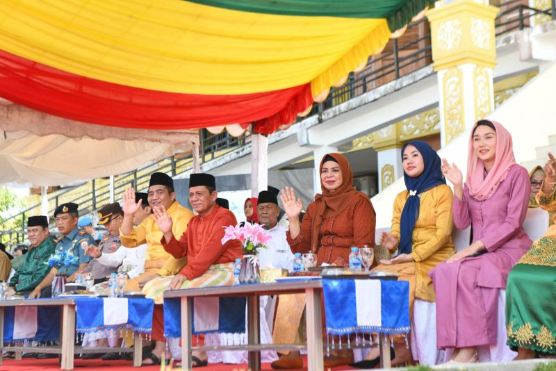 Gubernur Kepulauan Riau H. Ansar Ahmad menyaksikan Pawai Ta'aruf Musabaqah Tilawatil Qur'an dan Hadits (MTQH) Ke-XIII Tingkat Kabupaten Bintan Tahun 2024, berlokasi di Depan Gedung LAM Bintan, Kecamatan Bintan Timur, Senin (22/4/2024). Foto: Diskominfo Kepri