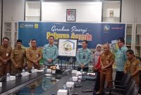 Pemerintah Kota Tanjungpinang memberikan dukungan terhadap program Gerakan Sinergi Reforma Agraria Nasional. Dukungan tersebut disampaikan langsung oleh Sekretaris Daerah Kota Tanjungpinang, Zulhidayat,S.Hut, dalam acara GSRAN yang diadakan oleh Kementerian ATR/BPN dan dihadiri juga oleh segenap perwakilan Kantor BPN Kota Tanjungpinang bertempat di Ruang Rapat Engku Putri Raja Hamidah Kantor Wali kota Tanjungpinang, Senin (22/4/2024). Foto: Diskominfo Tanjungpinang