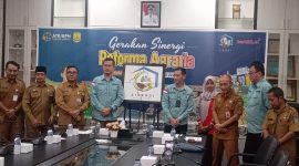 Pemerintah Kota Tanjungpinang memberikan dukungan terhadap program Gerakan Sinergi Reforma Agraria Nasional. Dukungan tersebut disampaikan langsung oleh Sekretaris Daerah Kota Tanjungpinang, Zulhidayat,S.Hut, dalam acara GSRAN yang diadakan oleh Kementerian ATR/BPN dan dihadiri juga oleh segenap perwakilan Kantor BPN Kota Tanjungpinang bertempat di Ruang Rapat Engku Putri Raja Hamidah Kantor Wali kota Tanjungpinang, Senin (22/4/2024). Foto: Diskominfo Tanjungpinang