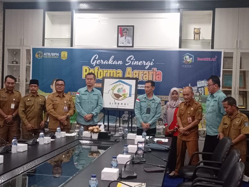 Pemerintah Kota Tanjungpinang memberikan dukungan terhadap program Gerakan Sinergi Reforma Agraria Nasional. Dukungan tersebut disampaikan langsung oleh Sekretaris Daerah Kota Tanjungpinang, Zulhidayat,S.Hut, dalam acara GSRAN yang diadakan oleh Kementerian ATR/BPN dan dihadiri juga oleh segenap perwakilan Kantor BPN Kota Tanjungpinang bertempat di Ruang Rapat Engku Putri Raja Hamidah Kantor Wali kota Tanjungpinang, Senin (22/4/2024). Foto: Diskominfo Tanjungpinang