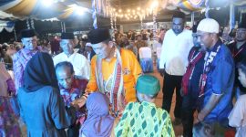 Gubernur Kepulauan Riau, Ansar Ahmad, menghadiri acara Halalbihalal yang diselenggarakan oleh Himpunan Keluarga Besar Ampera di Kavling Danau Indah Punggur, Kota Batam, pada Sabtu (20/4/2024) malam. Acara ini merupakan bagian dari perayaan Hari Raya Idul Fitri 1445 H, yang bertujuan untuk mempererat tali silaturahmi dan saling memaafkan. Foto: Diskominfo Kepri