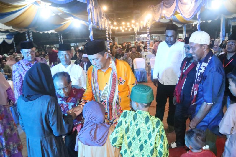 Gubernur Kepulauan Riau, Ansar Ahmad, menghadiri acara Halalbihalal yang diselenggarakan oleh Himpunan Keluarga Besar Ampera di Kavling Danau Indah Punggur, Kota Batam, pada Sabtu (20/4/2024) malam. Acara ini merupakan bagian dari perayaan Hari Raya Idul Fitri 1445 H, yang bertujuan untuk mempererat tali silaturahmi dan saling memaafkan. Foto: Diskominfo Kepri