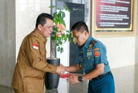 Dalam suasana yang penuh keakraban, Gubernur Kepulauan Riau, Ansar Ahmad, melakukan pertemuan dengan Panglima Komando Gabungan Wilayah Pertahanan (Pangkogabwilhan) I, Laksamana Madya TNI Agus Hariadi, Selasa (16/4/2024). Foto: Diskominfo Kepri