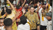 Gubernur Kepulauan Riau Ansar Ahmad menghadiri Perayaan Syukur Ekaristi 25 Tahun Tahbisan Imamat bertempat di Gereja Katolik Maria Bunda Pembantu Abadi Kavling Lama Batu Aji Kota Batam, Kamis (18/4/2024) malam. Foto: Diskominfo Kepri