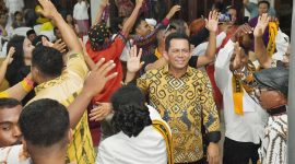 Gubernur Kepulauan Riau Ansar Ahmad menghadiri Perayaan Syukur Ekaristi 25 Tahun Tahbisan Imamat bertempat di Gereja Katolik Maria Bunda Pembantu Abadi Kavling Lama Batu Aji Kota Batam, Kamis (18/4/2024) malam. Foto: Diskominfo Kepri