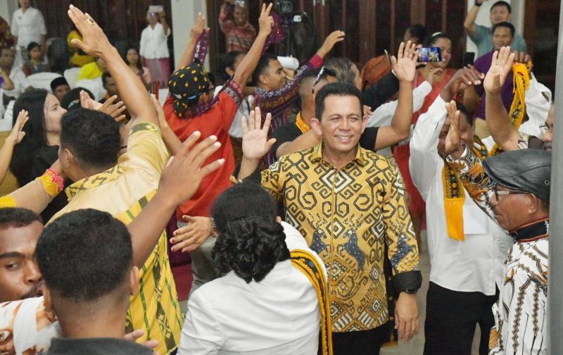 Gubernur Kepulauan Riau Ansar Ahmad menghadiri Perayaan Syukur Ekaristi 25 Tahun Tahbisan Imamat bertempat di Gereja Katolik Maria Bunda Pembantu Abadi Kavling Lama Batu Aji Kota Batam, Kamis (18/4/2024) malam. Foto: Diskominfo Kepri