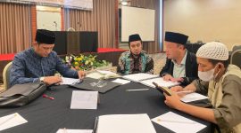 Pentashih sedang melakukan Tashih Al-Qur'an. Foto Istimewa/Humas Kemenag