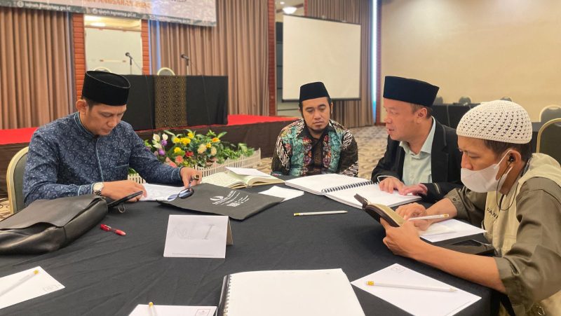 Pentashih sedang melakukan Tashih Al-Qur'an. Foto Istimewa/Humas Kemenag
