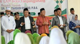 Dalam suasana yang penuh keakraban, Gubernur Kepulauan Riau H. Ansar Ahmad menghadiri Halalbihalal Keluarga Besar Nahdlatul Ulama (NU) dan Lembaga Adat Melayu (LAM) Kota Tanjungpinang, di Grha NU Tanjungpinang, Jl. Bandara, Minggu (21/4/2024).  Foto: Diskominfo Kepri