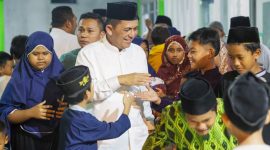 Gubernur Kepulauan Riau H. Ansar Ahmad melanjutkan Safari Ramadhan dengan mengunjungi Masjid Darul Mukhlisin di Kavling Senjulung, Kota Batam, Rabu (3/4/2024). Foto: Diskominfo kepri