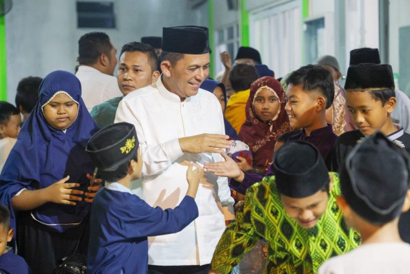 Gubernur Kepulauan Riau H. Ansar Ahmad melanjutkan Safari Ramadhan dengan mengunjungi Masjid Darul Mukhlisin di Kavling Senjulung, Kota Batam, Rabu (3/4/2024). Foto: Diskominfo kepri