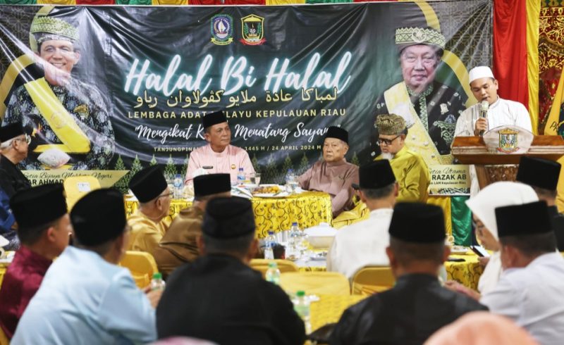 Gubernur Kepulauan Riau H. Ansar Ahmad yang juga Ketua Dewan Pembina Lembaga Adat Melayu (LAM) Kepri, masih dalam suasana Syawal 1445 H, mengajak masyarakat untuk saling Maaf-Memaafkan, sebagai penggugur dosa di masa lalu. Foto: Diskominfo Kepri