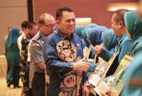 Gubernur Kepulauan Riau, Ansar Ahmad, menghadiri Puncak Peringatan Hari Gerak Kesatuan (HKG) PKK Ke-52 Tingkat Provinsi Kepri Tahun 2024. Acara tersebut berlangsung di Ballroom Aston Hotel & Residence Pelita Kota Batam pada Kamis (25/4/2024). Foto: Diskominfo Kepri