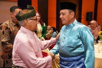 Masyarakat Kepulauan Riau di Jawa Timur menjadi perantauan pertama yang dikunjungi Gubernur Ansar Ahmad dalam rangka Halalbihalal Idul Fitri 1445 H. Halalbihalal dikemas dalam silaturahmi yang digelar di Hotel Mercure Grand Mirama, Surabaya, Jumat (26/4/2024) malam. Foto: Diskominfo Kepri