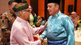 Masyarakat Kepulauan Riau di Jawa Timur menjadi perantauan pertama yang dikunjungi Gubernur Ansar Ahmad dalam rangka Halalbihalal Idul Fitri 1445 H. Halalbihalal dikemas dalam silaturahmi yang digelar di Hotel Mercure Grand Mirama, Surabaya, Jumat (26/4/2024) malam. Foto: Diskominfo Kepri